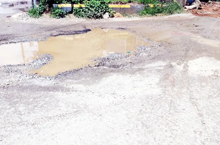 అధ్వానంగా మారిన రోడ్లు