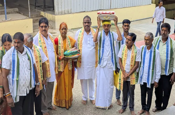 అక్షరమాలతో అమ్మవారికి చీర