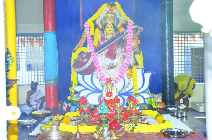 సరస్వతి దేవి అలంకారంలో అమ్మవారు