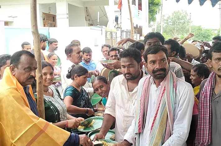తుంగతుర్తిలో గణేష్ మండపాల వద్ద భక్తులు ప్రత్యేక పూజలు