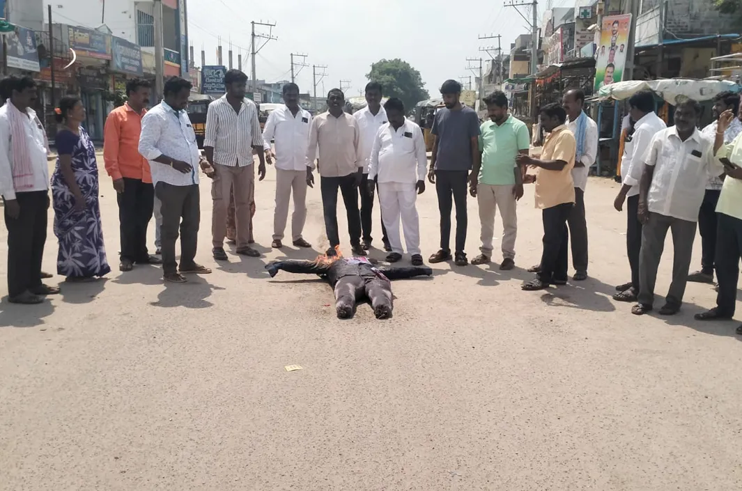 తుంగతుర్తిలో కేసీఆర్ దిష్టిబొమ్మ దహనం