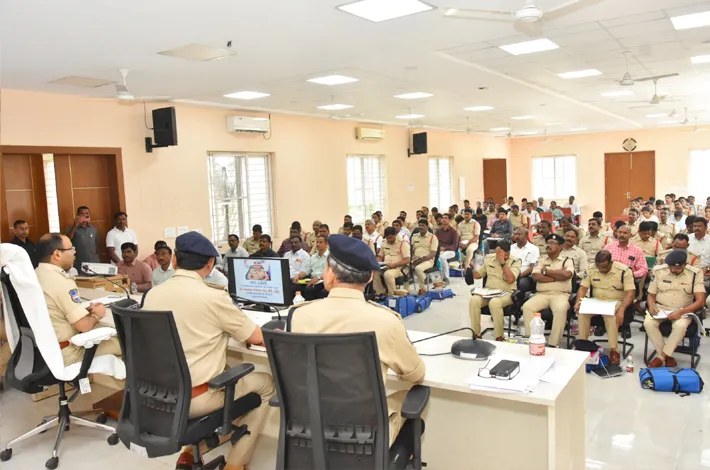 పెండింగ్ కేసులపై ప్రత్యేక దృష్టి సారించాలి