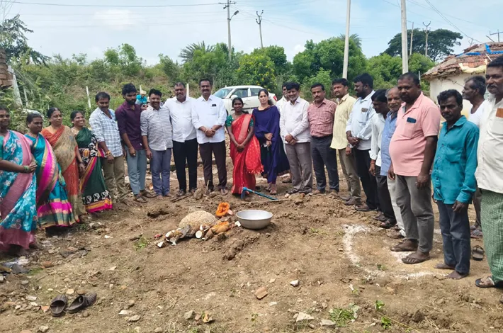 రామేశ్వర్‌పల్లిలో ఇందిరమ్మ గృహనిర్మాణనికి భూమిపూజ