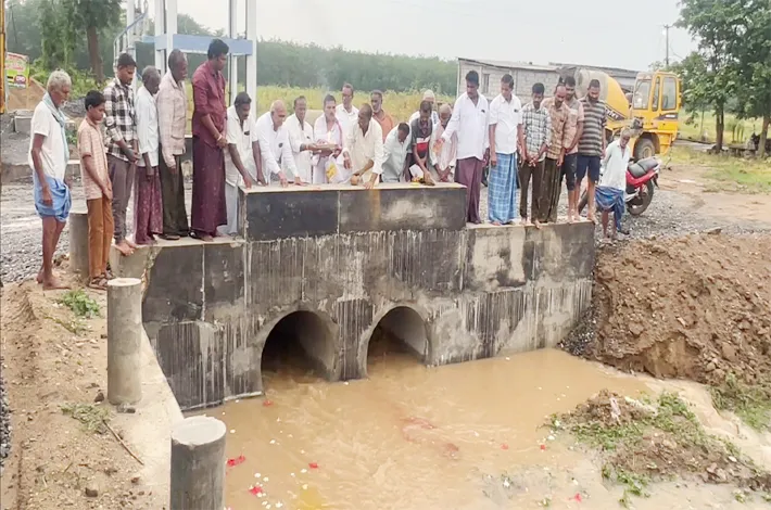 తక్కెళ్ళపాడు గ్రామ చెరువుకు గోదావరి జలాలు