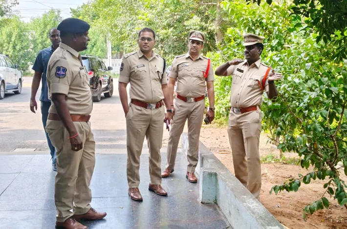 తంగళ్లపల్లి పోలీస్ స్టేషన్‌ను ఆకస్మికంగా తనిఖీ 