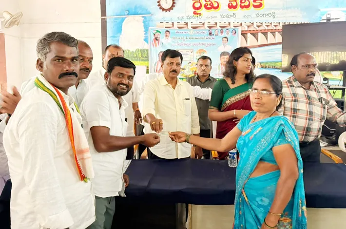 లబ్ధిదారులకు సంక్షేమ చెక్కులు అందజేసిన ఎమ్మెల్యే సంజీవరెడ్డి