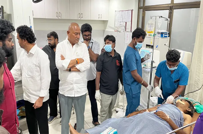 గాయపడిన వ్యక్తిని పరామర్శించిన ఎమ్మెల్యే
