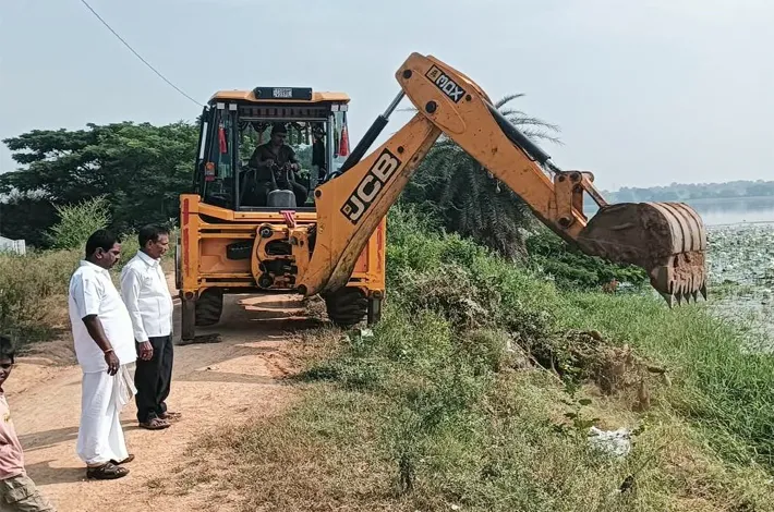 బతుకమ్మ సంబరాలకు చెరువు కట్ట ముస్తాబు