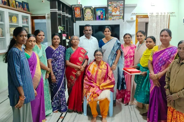 విమలక్క కోసం అభిమానుల క్యూ