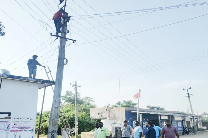 మండల కేంద్రంలో విద్యుత్ దీపాల ఏర్పాటు