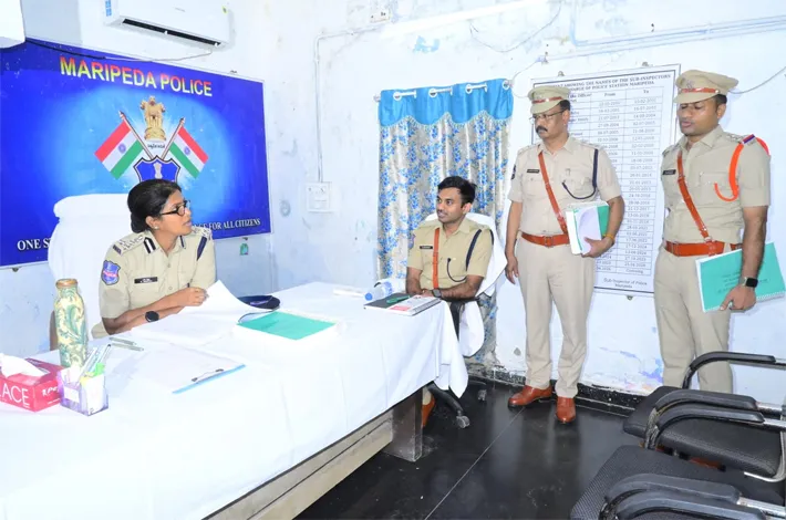 మరిపెడ పోలీస్ స్టేషన్‌ను తనిఖీ చేసిన డీఐజీ స్వేత
