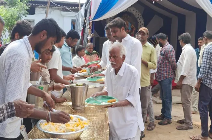 గణపయ్య మండపం వద్ద అన్నప్రసాద వితరణ