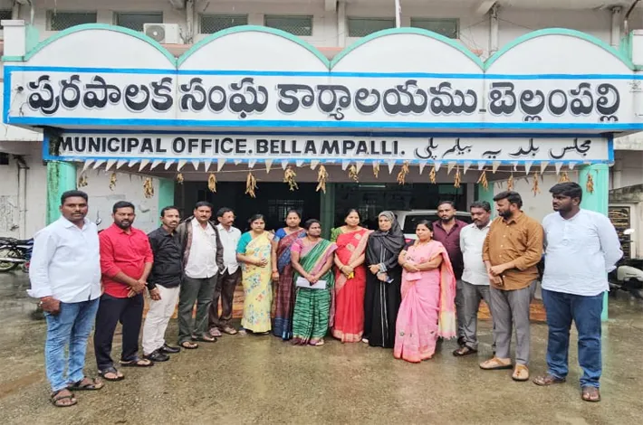 కాంగ్రెస్ లో చేరాలనీ బెదిరింపులు