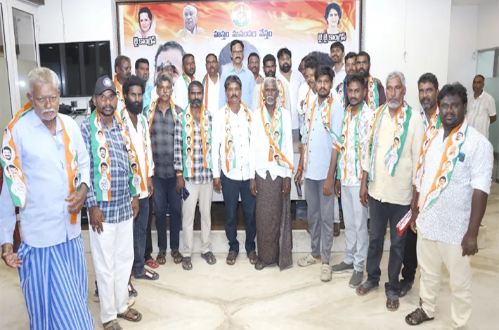 25 కుటుంబాలు కాంగ్రెస్‌లోకి