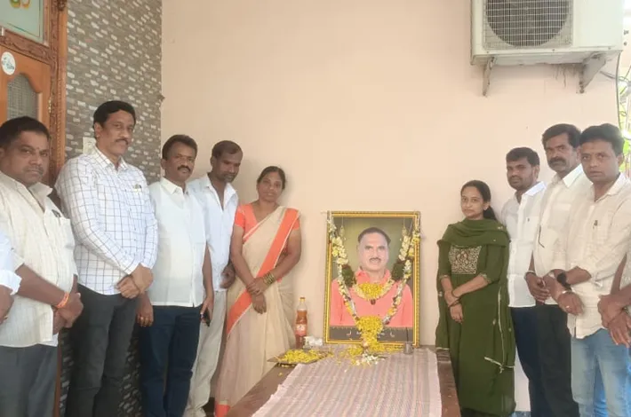 బాధిత కుటుంబాలను పరామర్శించిన మున్సిపల్ చైర్మన్