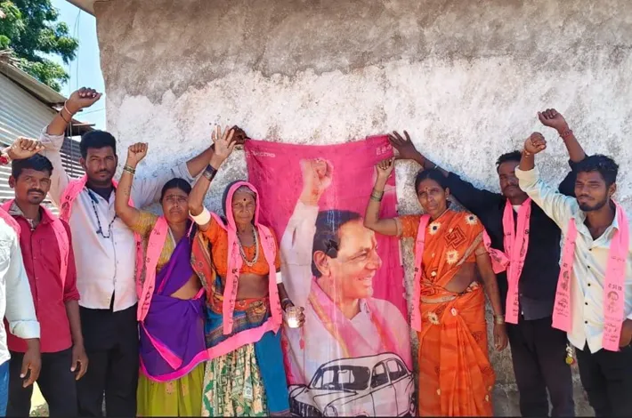 కేసీఆర్ చిత్రపటానికి పాలాభిషేకం