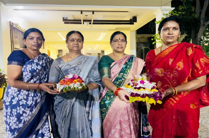 పూల పండుగకు పులకించిన గంగుల నివాసం