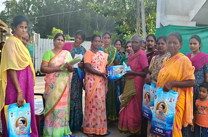 ఇందిరా మహిళా శక్తి కిట్ల పంపిణీ 