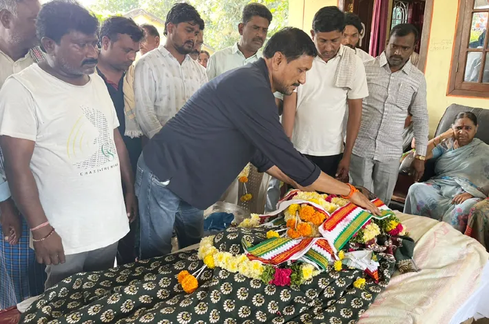 ఆలయ కమిటీ చైర్మన్ సత్యనారాయణకు కాంగ్రెస్ నాయకుల నివాళులు