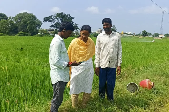 డిజిటల్ క్రాఫ్ సర్వే విధానాన్ని పర్యవేక్షించిన ఏఈఓ కావ్యశ్రీ