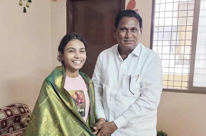 MBBSలో ఉచిత సీటు సాధించిన కృపాలి ఖడ్సేకు ఘన సన్మానం