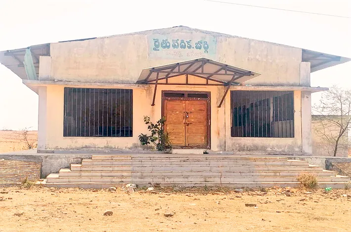 ఊరికి దూరంగా.. దిష్టిబొమ్మలుగా!