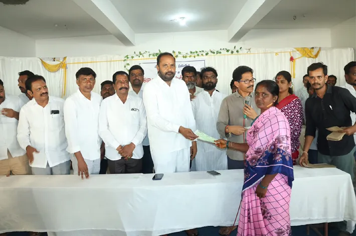 రూ.63.07 లక్షల చెక్కుల పంపిణీ