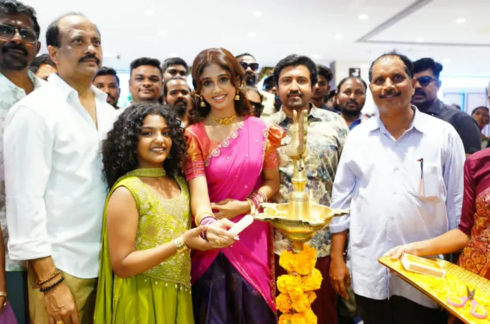 చందనలో సినీ నటి సందడి
