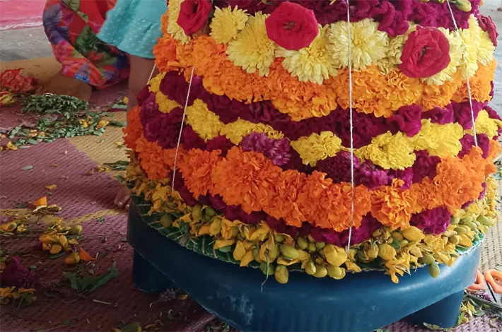 బతుకమ్మలోనూ కుల వివక్ష.. దళిత సర్పంచికి అవమానం!