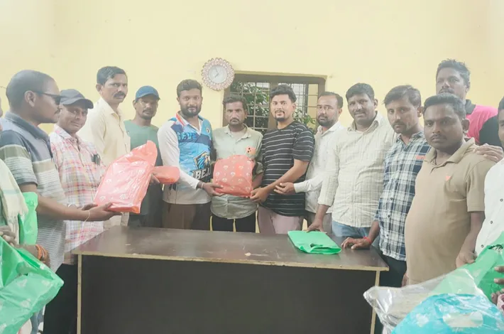 పారిశుద్ధ్య కార్మికులకు నూతన దుస్తులు పంపిణీ