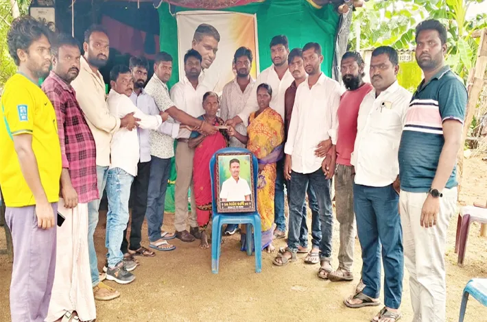 మిత్రుడి కుటుంబానికి అండగా స్నేహితులు