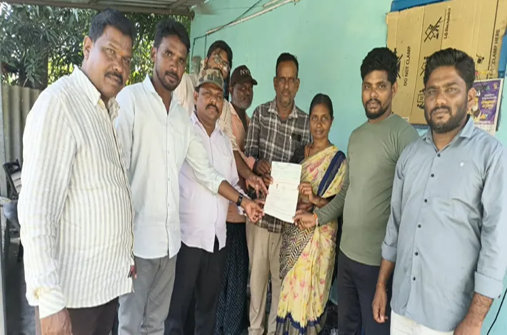 సీఎంఆర్ఎఫ్ చెక్కు పంపిణీ