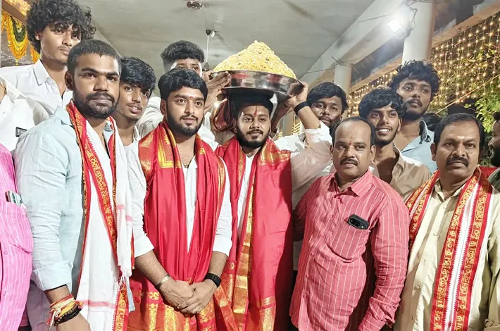 గణేష్ గడ్డ గణనాథుడి మొదటి లడ్డు వేలంపాట