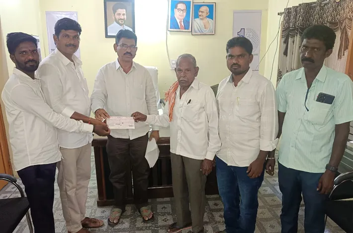 నర్సయ్యకు కలెక్టర్ ఆర్థిక సాయం