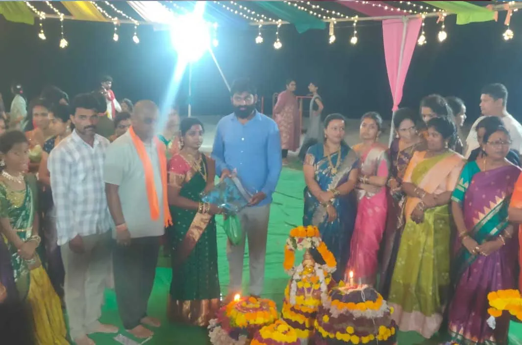 విద్యుత్ కాంతుల్లో సద్దుల పండుగ వైభవం