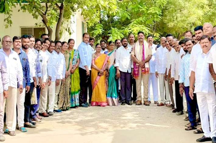 నూతన సీఐ కిరణ్ కు కాంగ్రెస్ నాయకుల శుభాకాంక్షలు