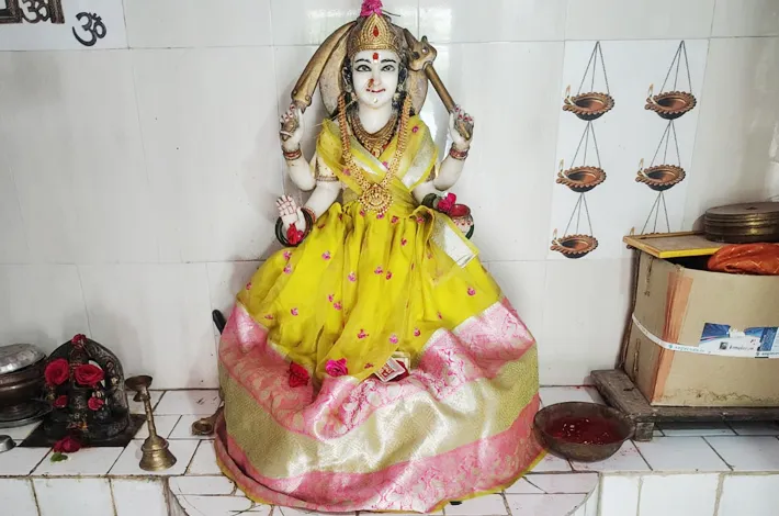 శుక్రవారం సందర్భంగా సంతోషిమాత ఆలయంలో ప్రత్యేక పూజలు