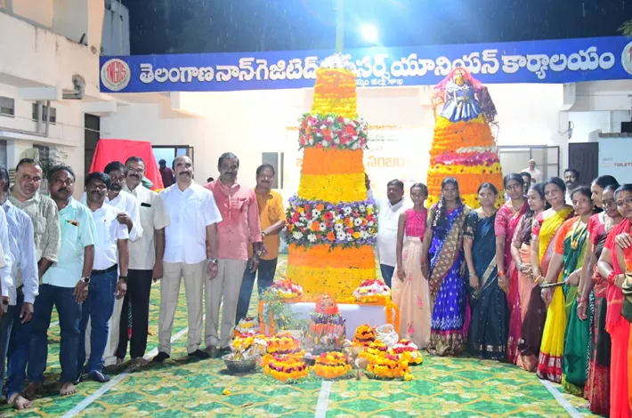ఘనంగా వెన్నముద్దల బతుకమ్మ  
