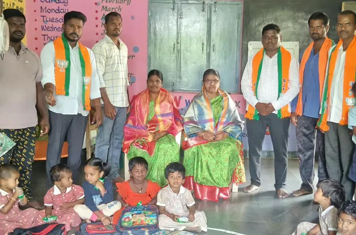 అంగన్‌వాడీ కేంద్రాలను సందర్శించిన బీజేపీ నాయకులు