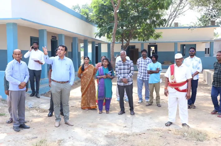 తరిగొప్పుల పాఠశాలను తనిఖీ చేసిన కలెక్టర్ సందీప్ కుమార్ ఝా