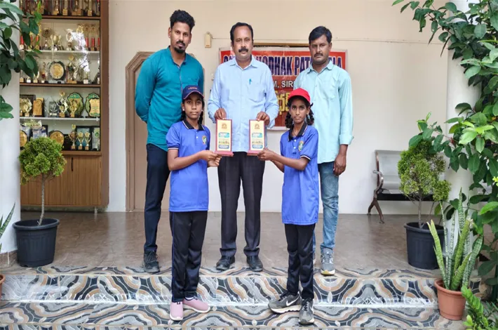 సాఫ్ట్‌బాల్ పోటీల్లో సత్యశోధక్ విద్యార్థినుల ప్రతిభ