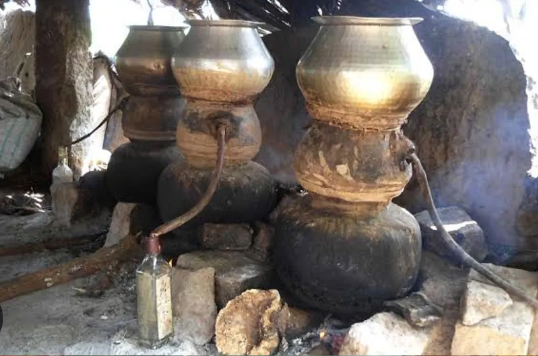బాబోయ్... గుప్పుమంటున్న నాటుసారా!