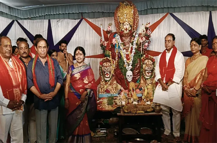 అడెల్లి పోచమ్మ ఆలయంలో మాజీ మంత్రి పూజలు