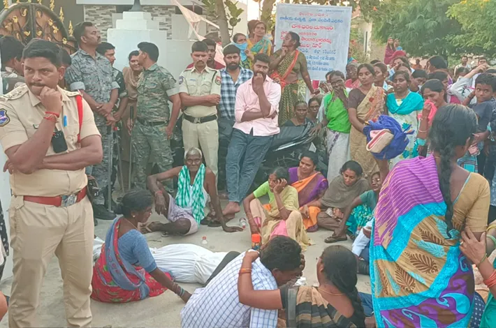 సర్పంచ్ ఇంటి ఎదుట మృతదేహంతో ఆందోళన