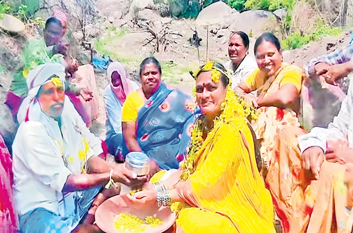 ఉపాధి పనుల్లో రీల్స్ సందడి!
