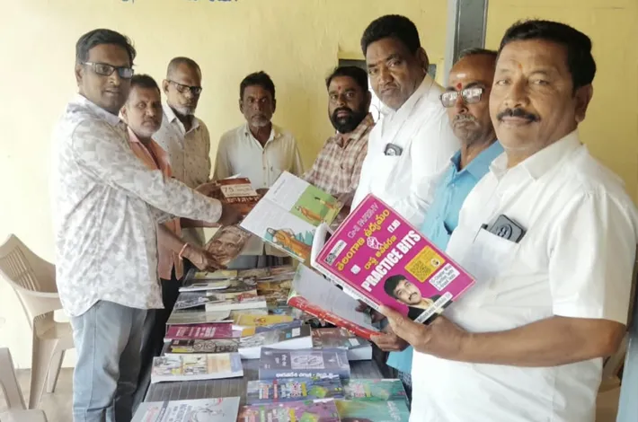 ఇబ్రహీంపేట్ గ్రంథాలయానికి రూ.12 వేల విలువైన పుస్తకాలు అందజేత..