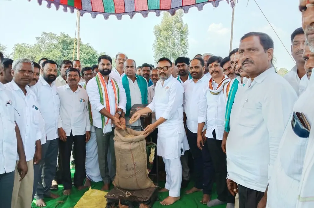 ధాన్యం కొనుగోలు కేంద్రాన్ని ప్రారంభించిన ఎమ్మెల్యే