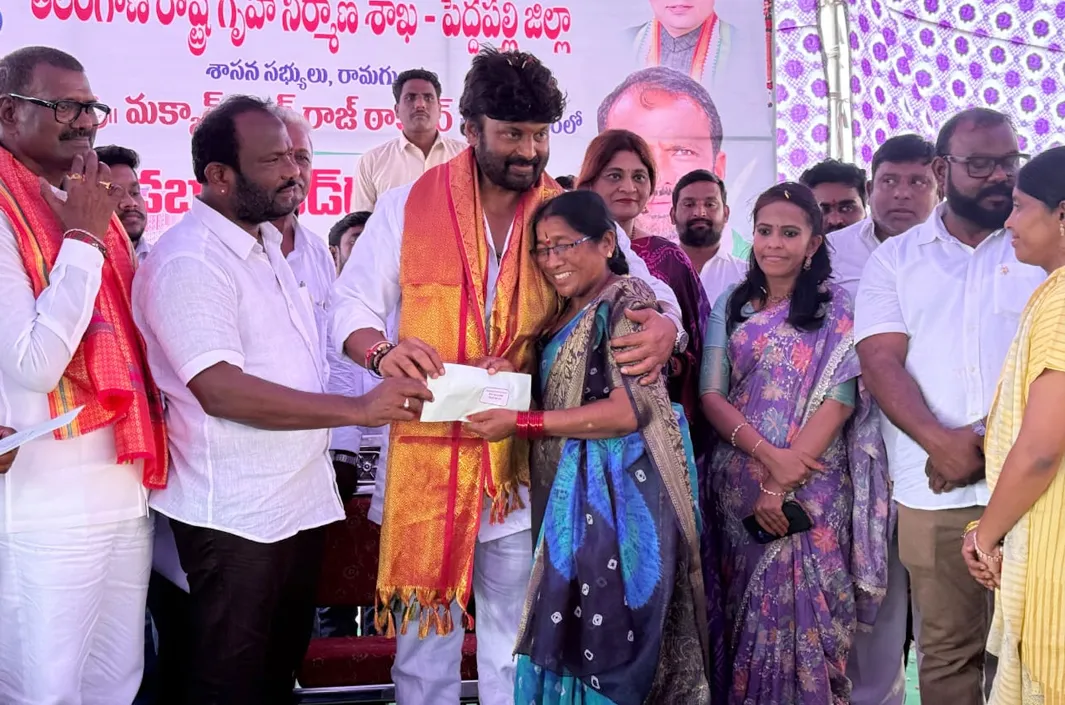 డబుల్ బెడ్‌రూమ్ ఇళ్ల పంపిణీ