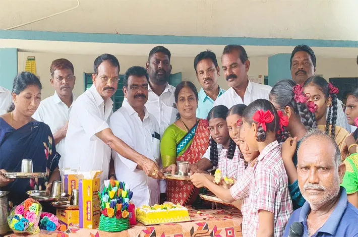 విద్యార్థులకు ప్లేట్లు, గ్లాసుల పంపిణీ