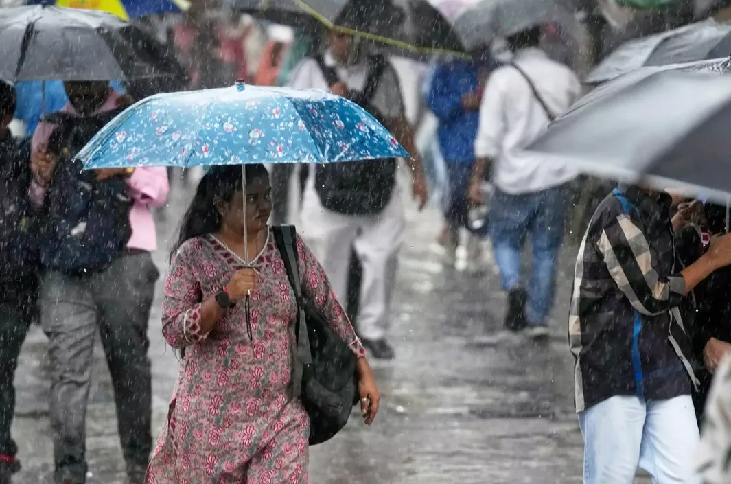 విచిత్ర వాతావరణం! బయటకు వెళ్లేవారు జాగ్రత్త